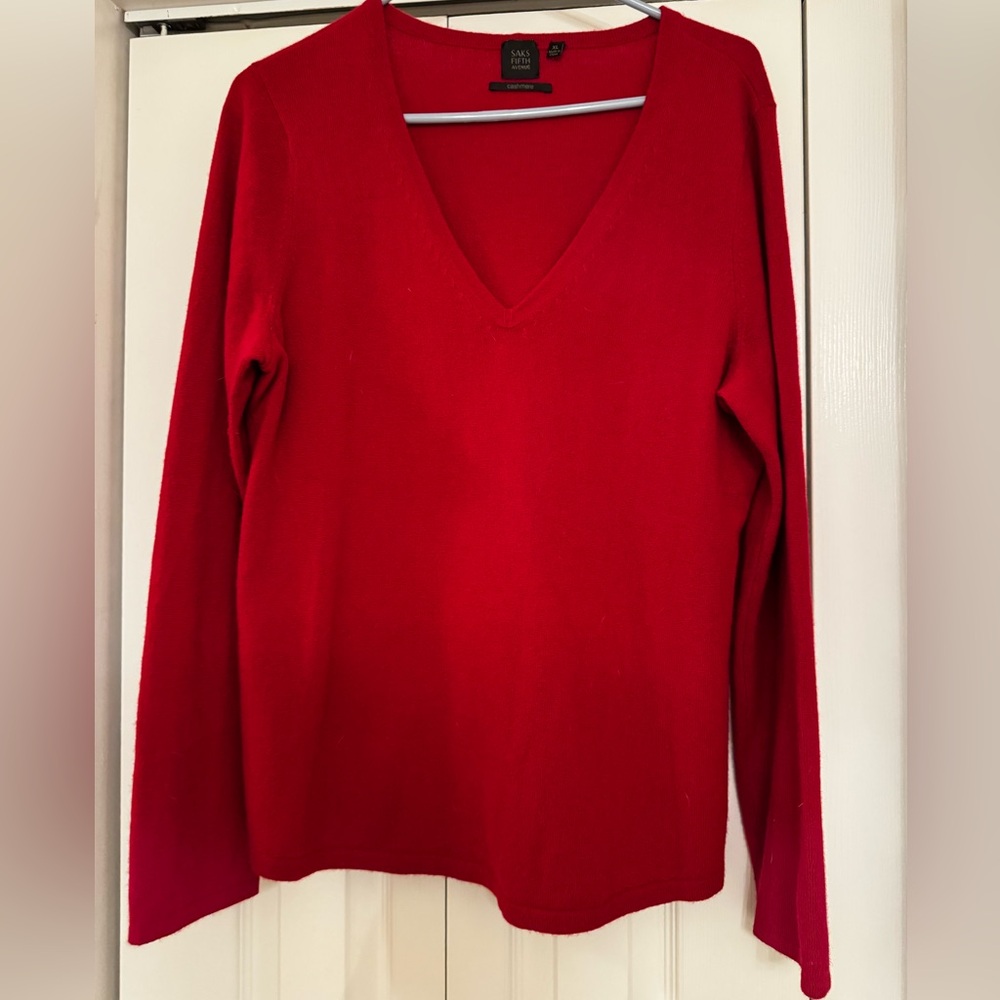Saks fifth Avenue red cashmere V-neck sweater - XL